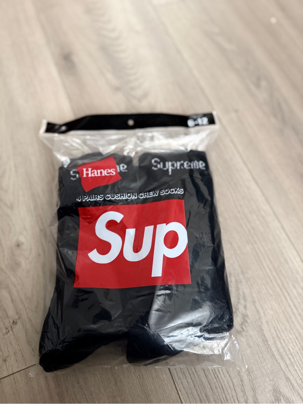 Hanes x Supreme Black Cushion Crew Socks (4-Pack) BRAND NEW SEALED